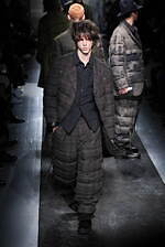 ヨウジヤマモト 2025年秋冬メンズコレクション - 包みこみ、確かめる“温かさ”｜写真69