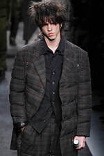 ヨウジヤマモト 2025年秋冬メンズコレクション - 包みこみ、確かめる“温かさ”｜写真70