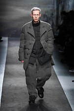 ヨウジヤマモト 2025年秋冬メンズコレクション - 包みこみ、確かめる“温かさ”｜写真74