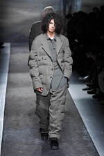 ヨウジヤマモト 2025年秋冬メンズコレクション - 包みこみ、確かめる“温かさ”｜写真76