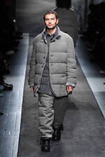 ヨウジヤマモト 2025年秋冬メンズコレクション - 包みこみ、確かめる“温かさ”｜写真78