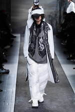 ヨウジヤマモト 2025年秋冬メンズコレクション - 包みこみ、確かめる“温かさ”｜写真80