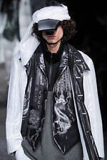 ヨウジヤマモト 2025年秋冬メンズコレクション - 包みこみ、確かめる“温かさ”｜写真81