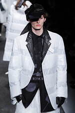 ヨウジヤマモト 2025年秋冬メンズコレクション - 包みこみ、確かめる“温かさ”｜写真85