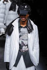 ヨウジヤマモト 2025年秋冬メンズコレクション - 包みこみ、確かめる“温かさ”｜写真88