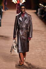 アミリ 2025年秋冬コレクション - 華やぎと洗練に波打つ色気｜写真15