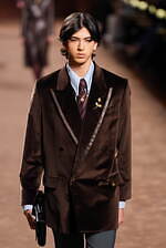 アミリ 2025年秋冬コレクション - 華やぎと洗練に波打つ色気｜写真19