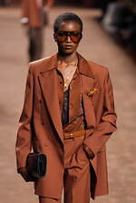 アミリ 2025年秋冬コレクション - 華やぎと洗練に波打つ色気｜写真47