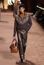 アミリ 2025年秋冬コレクション - 華やぎと洗練に波打つ色気｜写真52