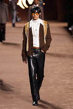 アミリ 2025年秋冬コレクション - 華やぎと洗練に波打つ色気｜写真55