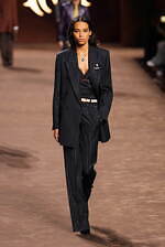 アミリ 2025年秋冬コレクション - 華やぎと洗練に波打つ色気｜写真62