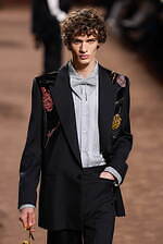 アミリ 2025年秋冬コレクション - 華やぎと洗練に波打つ色気｜写真69