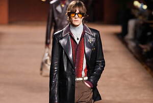 アミリ 2025年秋冬コレクション - 華やぎと洗練に波打つ色気