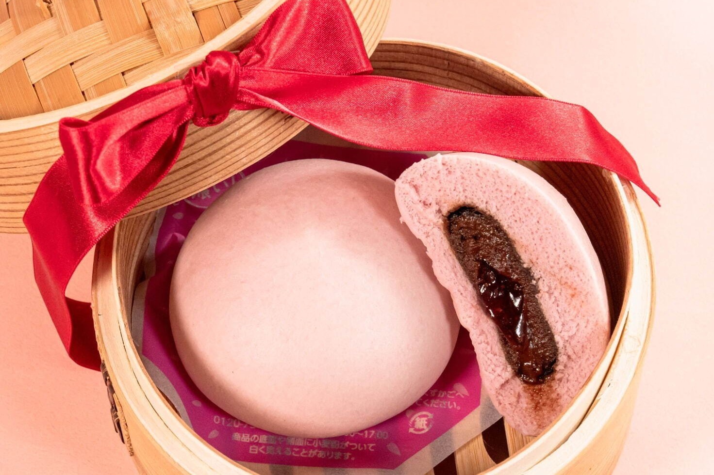肉まん / 中華まん｜ファミリーマート「濃い！いちごショコラまん」濃厚チョコ×甘酸っぱい“つぶつぶ”苺ソース