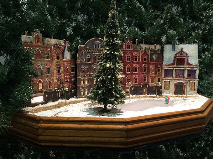 表参道ヒルズに世界最大級8mのジオラマツリー、光に包まれるノスタルジックなクリスマス｜写真4