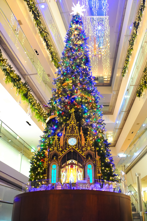 表参道ヒルズに世界最大級8mのジオラマツリー、光に包まれるノスタルジックなクリスマス | 写真