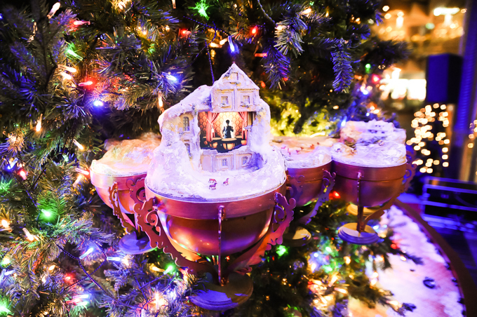 表参道ヒルズに世界最大級8mのジオラマツリー、光に包まれるノスタルジックなクリスマス | 写真