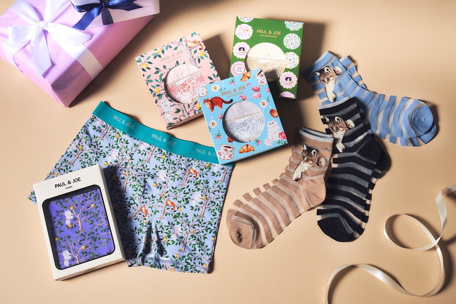 ポール ＆ ジョー25年バレンタイン、“猫が顔出す”ソックスやギフトボックス入りハンカチ