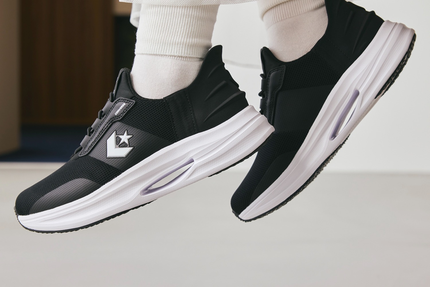 ランニング｜コンバース25年春夏シューズ「スリットスライド」“手を使わない”スムーズな着脱＆履き心地