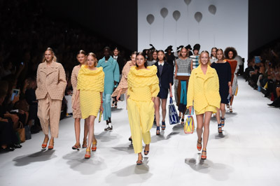 イッセイ ミヤケ 2015年春夏コレクション - 進化した“3Dストレッチ”が描く、優美な造形