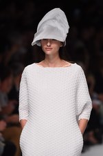 イッセイ ミヤケ 2015年春夏コレクション - 進化した“3Dストレッチ”が描く、優美な造形｜写真3