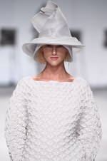 イッセイ ミヤケ 2015年春夏コレクション - 進化した“3Dストレッチ”が描く、優美な造形｜写真5