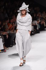 イッセイ ミヤケ 2015年春夏コレクション - 進化した“3Dストレッチ”が描く、優美な造形｜写真9