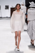 イッセイ ミヤケ 2015年春夏コレクション - 進化した“3Dストレッチ”が描く、優美な造形｜写真13