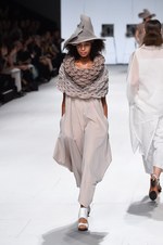 イッセイ ミヤケ 2015年春夏コレクション - 進化した“3Dストレッチ”が描く、優美な造形｜写真15