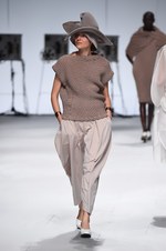 イッセイ ミヤケ 2015年春夏コレクション - 進化した“3Dストレッチ”が描く、優美な造形｜写真17