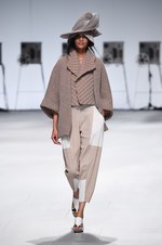 イッセイ ミヤケ 2015年春夏コレクション - 進化した“3Dストレッチ”が描く、優美な造形｜写真20