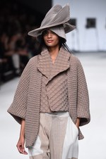 イッセイ ミヤケ 2015年春夏コレクション - 進化した“3Dストレッチ”が描く、優美な造形｜写真21