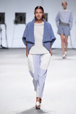 イッセイ ミヤケ 2015年春夏コレクション - 進化した“3Dストレッチ”が描く、優美な造形｜写真24