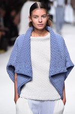 イッセイ ミヤケ 2015年春夏コレクション - 進化した“3Dストレッチ”が描く、優美な造形｜写真25