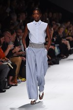 イッセイ ミヤケ 2015年春夏コレクション - 進化した“3Dストレッチ”が描く、優美な造形｜写真27