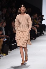 イッセイ ミヤケ 2015年春夏コレクション - 進化した“3Dストレッチ”が描く、優美な造形｜写真28