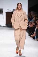 イッセイ ミヤケ 2015年春夏コレクション - 進化した“3Dストレッチ”が描く、優美な造形｜写真29