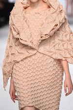 イッセイ ミヤケ 2015年春夏コレクション - 進化した“3Dストレッチ”が描く、優美な造形｜写真31