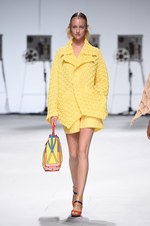 イッセイ ミヤケ 2015年春夏コレクション - 進化した“3Dストレッチ”が描く、優美な造形｜写真34