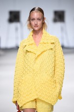 イッセイ ミヤケ 2015年春夏コレクション - 進化した“3Dストレッチ”が描く、優美な造形｜写真35