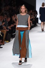 イッセイ ミヤケ 2015年春夏コレクション - 進化した“3Dストレッチ”が描く、優美な造形｜写真44