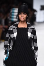 イッセイ ミヤケ 2015年春夏コレクション - 進化した“3Dストレッチ”が描く、優美な造形｜写真58