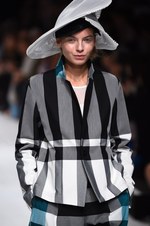 イッセイ ミヤケ 2015年春夏コレクション - 進化した“3Dストレッチ”が描く、優美な造形｜写真60