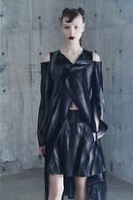 リミ フゥ25年春夏、“雲模様”の抜染デニム＆レースアップの肌見せワンピース｜写真1