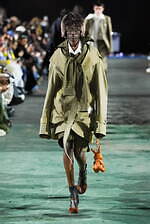 メゾン ミハラヤスヒロ 2025年秋冬コレクション - デフォルメが生みだすシルエット｜写真16