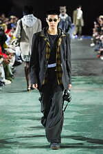 メゾン ミハラヤスヒロ 2025年秋冬コレクション - デフォルメが生みだすシルエット｜写真21