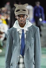 メゾン ミハラヤスヒロ 2025年秋冬コレクション - デフォルメが生みだすシルエット｜写真24