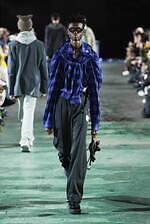 メゾン ミハラヤスヒロ 2025年秋冬コレクション - デフォルメが生みだすシルエット｜写真25