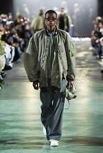 メゾン ミハラヤスヒロ 2025年秋冬コレクション - デフォルメが生みだすシルエット｜写真42