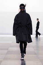 ディオール 2025年冬メンズコレクション - 華麗さから簡潔さへ、男性服の歩みを研ぎ澄ます｜写真3